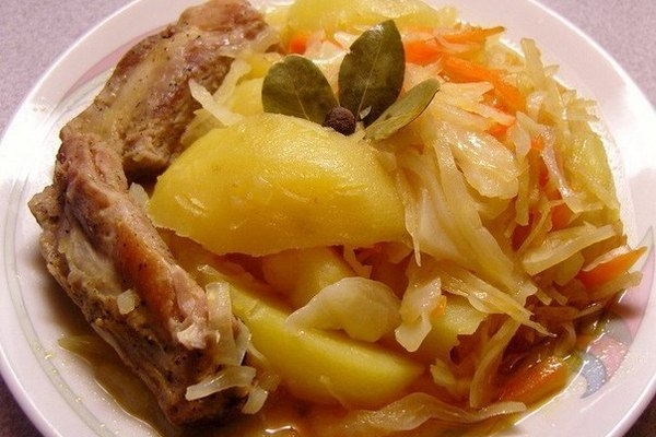 Овощное рагу с капустой и свининой