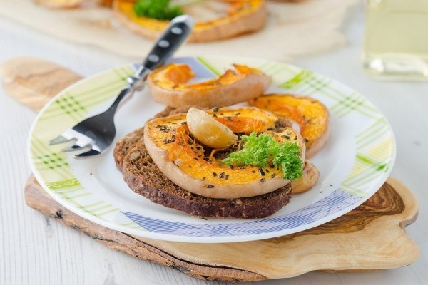 Запеченные тыквенные дольки с чесноком и травами