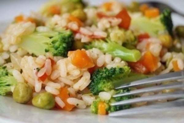 Рисовая каша с брокколи, кукурузой, фасолью и горошком