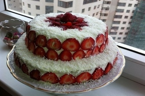 Торт с клубникой и сливочно-банановым кремом