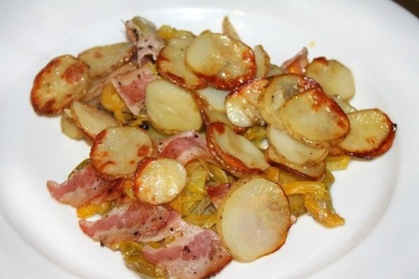 Картофель с кабачками, перцем и беконом
