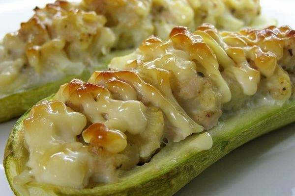 Фаршированные кабачки с овощами и курицей