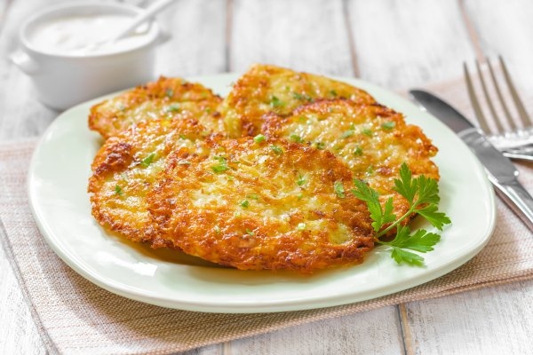Драники с сыром, ветчиной и укропом