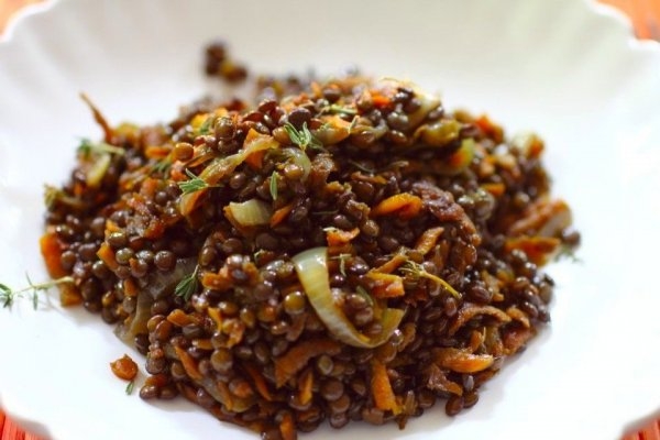 Кисло-сладкая чечевица с тимьяном и овощами