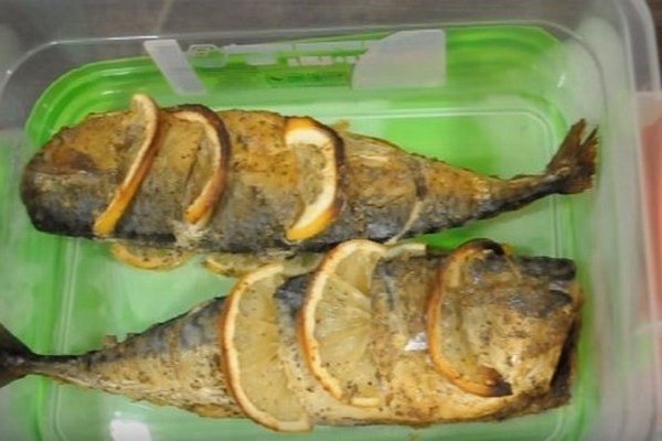 Запеченная скумбрия со специями и лимоном