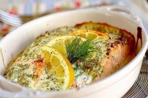 Семга, запеченная под лимонным соусом