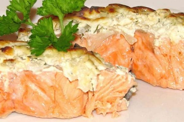 Филе лосося под сырной корочкой