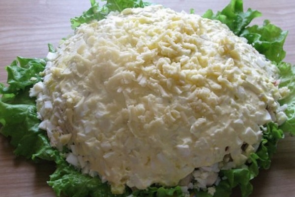 Куриный салат с яблоком и грибами