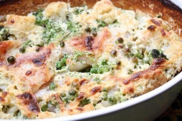 Рыба, запеченная в сливках с цветной капустой и брокколи