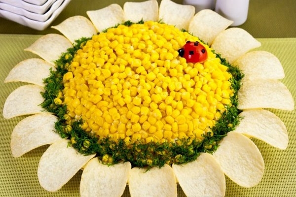 Слоеный салат &laquo;Подсолнух&raquo; с кукурузой и чипсами
