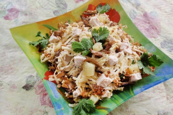 Салат &laquo;Сытый кум&raquo; с шампиньонами