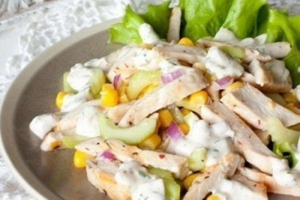 Салат из курицы с кукурузой и огурцом.