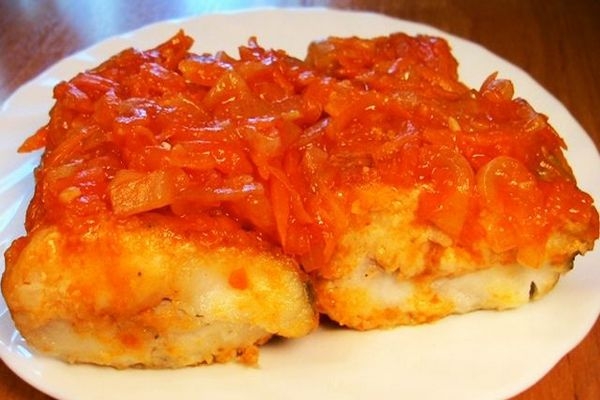Пряная рыба под овощами в мультиварке