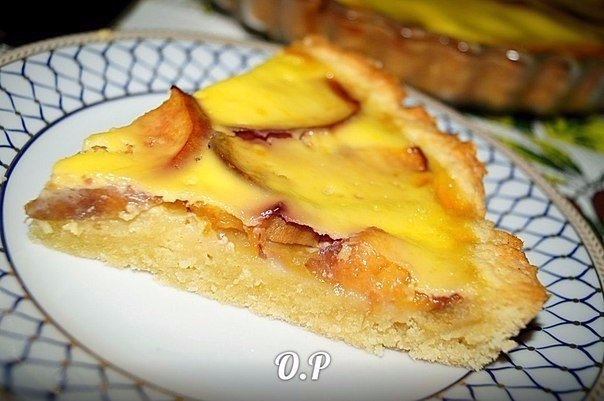 Песочный пирог с персиками и сметанным кремом