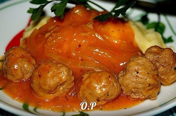 Фрикадельки в луковом соусе