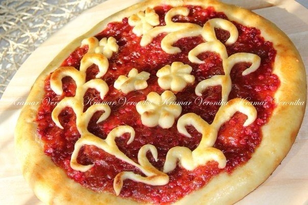 Пирог с джемом и красной смородиной