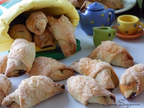 Рогалики с вишней.
