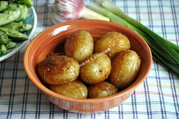 Молодой картофель, жаренный целиком