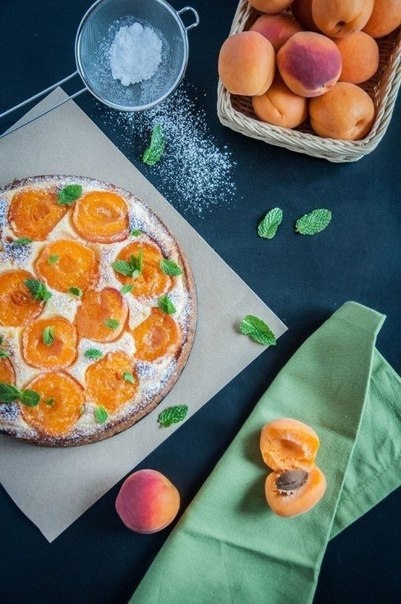 Пирог из полупесочного теста с творогом и абрикосами