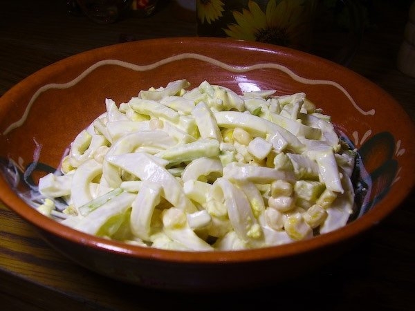 Салат из кальмаров с кукурузой