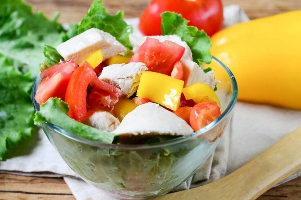 Салат с черешней и курицей