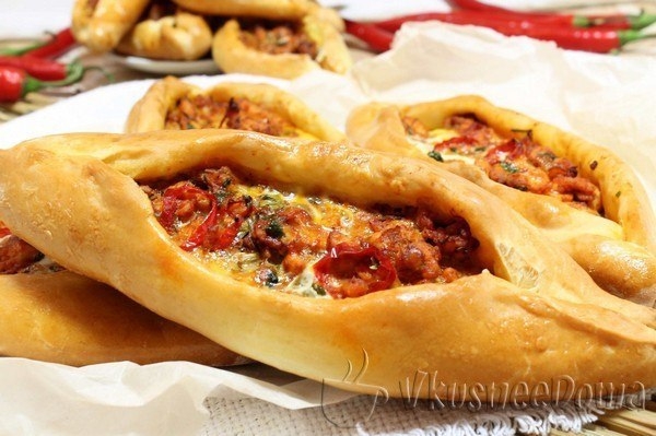 Пицца турецкая &mdash; Pide с мясом и с сыром.