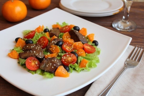 Салат с куриной печенью и мандаринами.