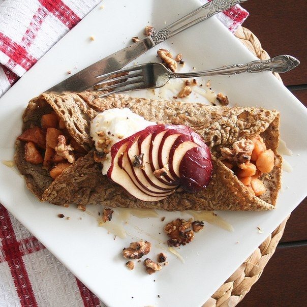 Гречишные блины с яблоками и творогом.