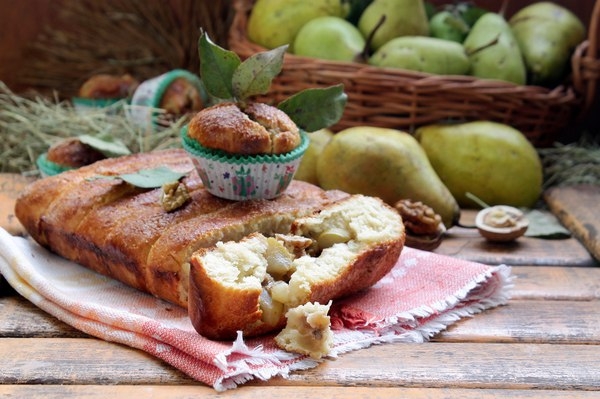 Грушевый пирог с грецкими орехами фото