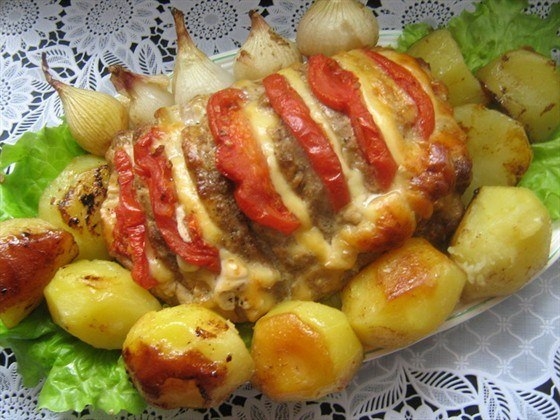 Ароматная праздничная свинина, фаршированная сыром и помидорами.