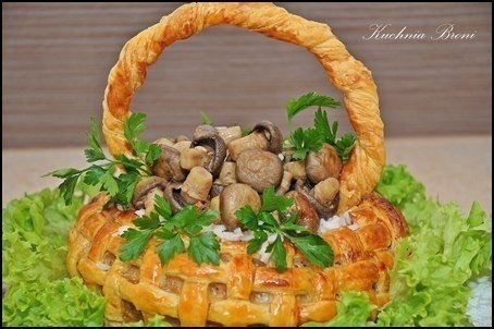 Корзина из слоеного теста с мясом, рисом и грибами.