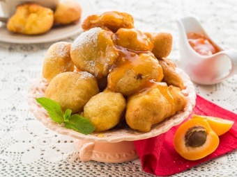 Пончики с абрикосами.