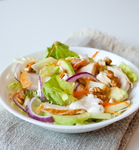Салат с копченой курочкой и яблоком