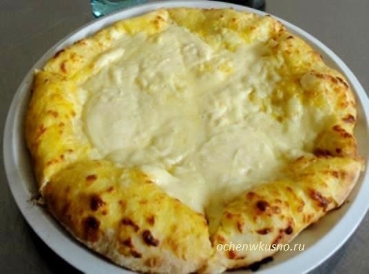 Хачапури по-мегрельски (в духовке) с сыром.