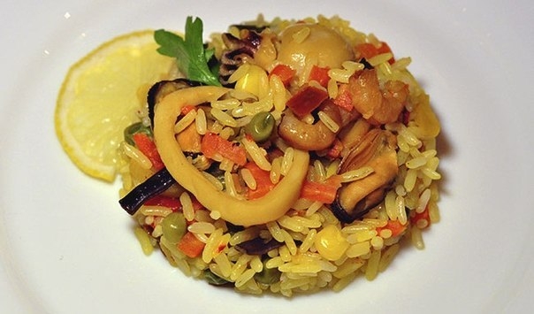 Плов с морепродуктами в мультиварке.