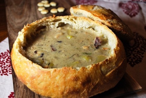 Суп с беконом в хлебных чашах.