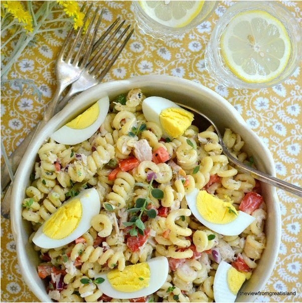 Макаронный салат с тунцом.