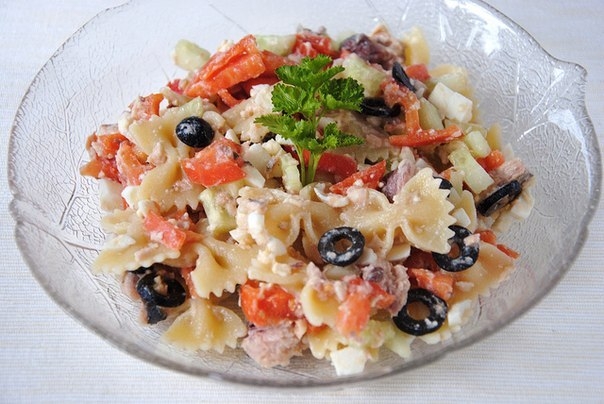 Салат с пастой и тунцом.