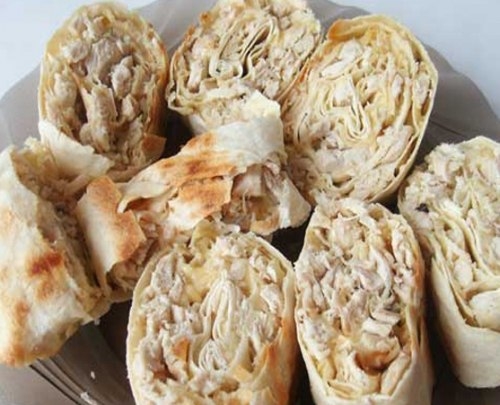 Рулет из лаваша с курицей и сыром.