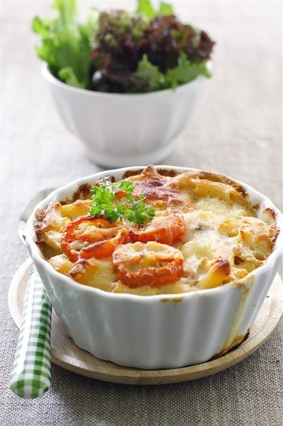 Макароны, запеченные с помидорами, под сыром.