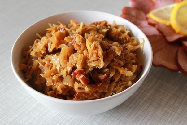 Тушеная капуста с копченым мясом.