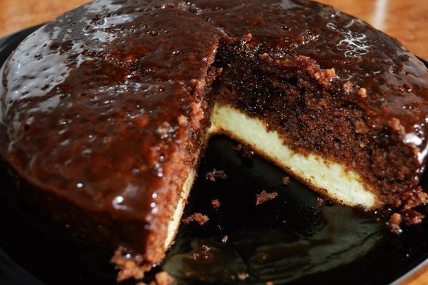 Шоколадный пирог с нежным творожным дном (в мультиварке).