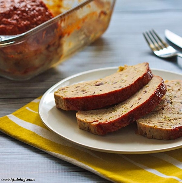 Мясной хлеб с яблоками и клюквой.
