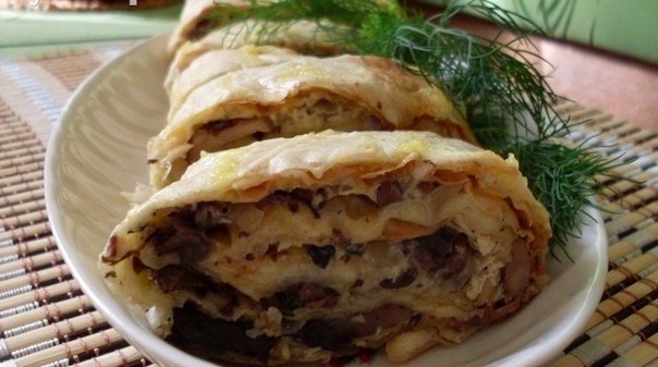 Запеченный рулет из лаваша с грибами и курицей. Запеченный рулет из лаваша с грибами и курицей.