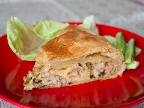 Пирог из слоеного теста с мясом и сыром.
