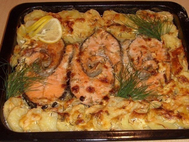 Форель с картофелем запеченная в духовке. Форель с картофелем запеченная в духовке.