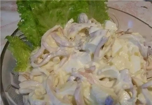Салат "Чесночные кальмары с сыром". Салат "Чесночные кальмары с сыром".