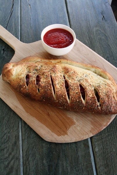 Кальцоне с соусом маринара. Кальцоне с соусом маринара.