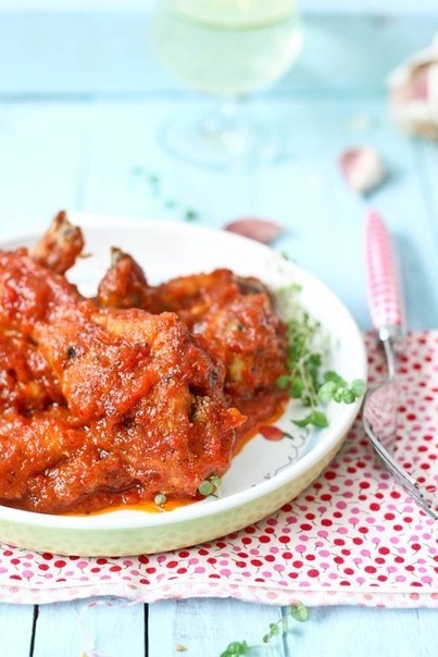 Острая курица с медом, финиками и ананасом.