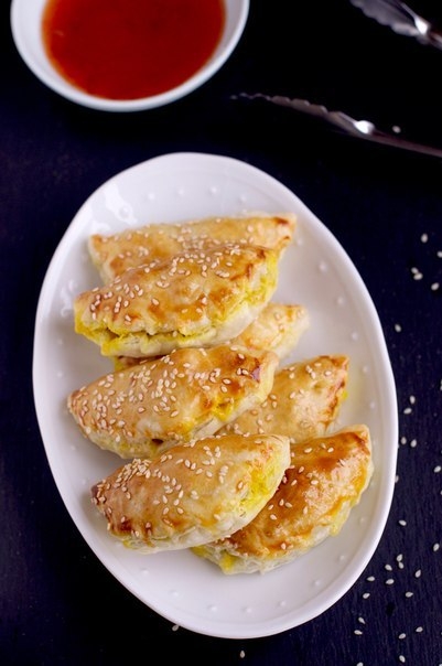 Слоеные пирожки с курицей карри.